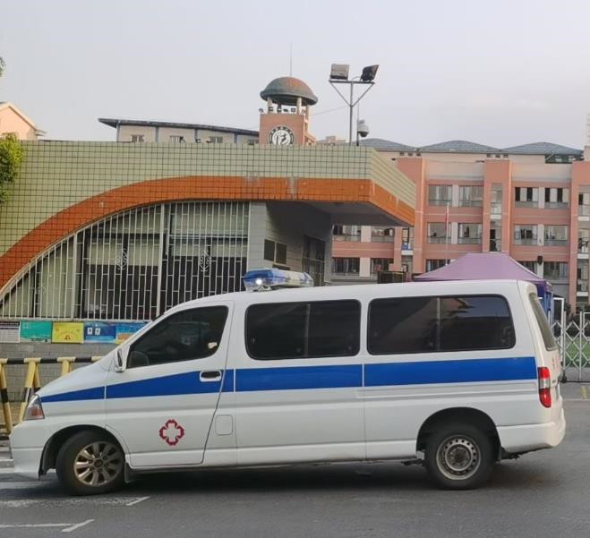 育才镇救护车出租护送骨折病人一公里多少钱